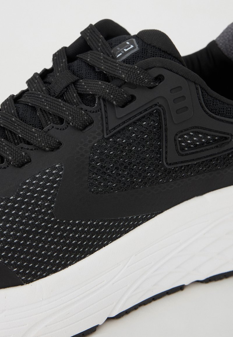 Schwarzer Sportschuh mit einem Mesh-Obermaterial, strukturiertem Überzug und weißer Zwischensohle. Die Schnürsenkel sind dunkel und haben ein gemustertes Finish für besseren Halt.