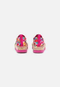Espadrilles de patrón floral colorido con un upper de textil rosa, suela de yute trenzado y suela de goma rosa. Diseñadas sin cierre frontal.