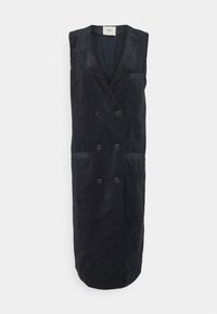 Tummansininen ribbineulottu pitkä liivi, jossa kaksirivinen nappilista, kaksi etutaskua ja läpällinen kaulus. Sileä pinta ja pystysuorat raidat.