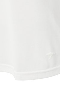 Witte stof met een klein, subtiel reliëfboomlogo nabij de zoom, met een dubbel gestikte rand voor duurzaamheid.