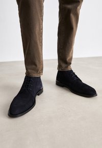 Tommy Hilfiger CORE RWB - Nauhalliset nilkkurit - desert sky