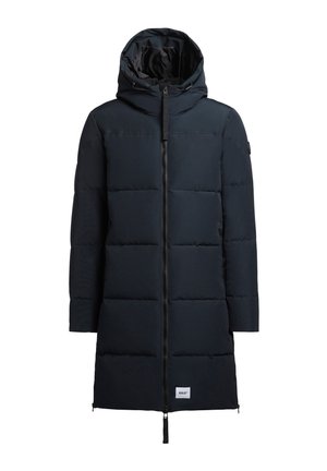 Čierna vyteplená parka so zipsom vpredu, kapucňou a bočnými vreckami. Má obdĺžnikový prešívaný vzor a nášivku s logom blízko spodného okraja.