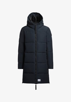 Umočen crni parka s patentnim zatvaračem sprijeda, kapuljačom i bočnim džepovima. Ima pravokutni prošiveni uzorak i logotip na zakrpi blizu ruba.