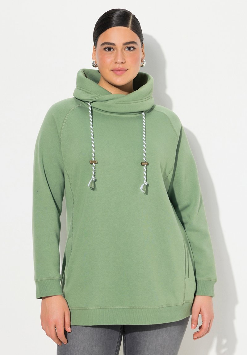 Felpa verde con collo alto a cappuccio, cordini regolabili e tasche laterali. Presenta una texture morbida e un design dal fit rilassato.