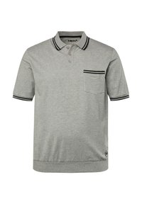 Šedé polo tričko vyrobené z bavlněné směsi. Obsahuje černý pruhovaný límeček a lemování rukávů, tři knoflíky na zapínání a náprsní kapsu.
