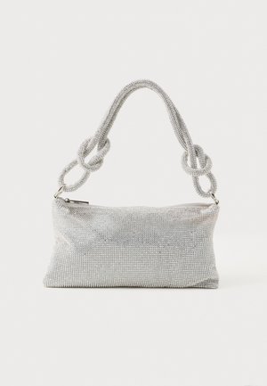 Mała prostokątna srebrna torebka kopertowa o teksturowanej powierzchni, z uchwytem w stylu łańcuszka i zamknięciem na zamek z góry.