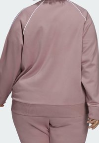 Sudadera rosa con cuello redondo, mangas largas, puños y dobladillo acanalados, y costuras decorativas blancas a lo largo de las costuras de los hombros.