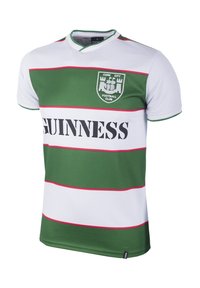 Groene en witte gestreepte voetbalshirt met rode accenten, met het "GUINNESS" logo en een clubembleem op de linker borstpartij.