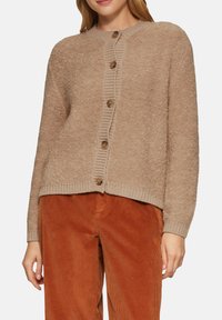Beige flauschiger Cardigan mit strukturierter Oberfläche, rundem Halsausschnitt, gerippten Bündchen und Saum, ausgestattet mit fünf braunen Knöpfen vorne.