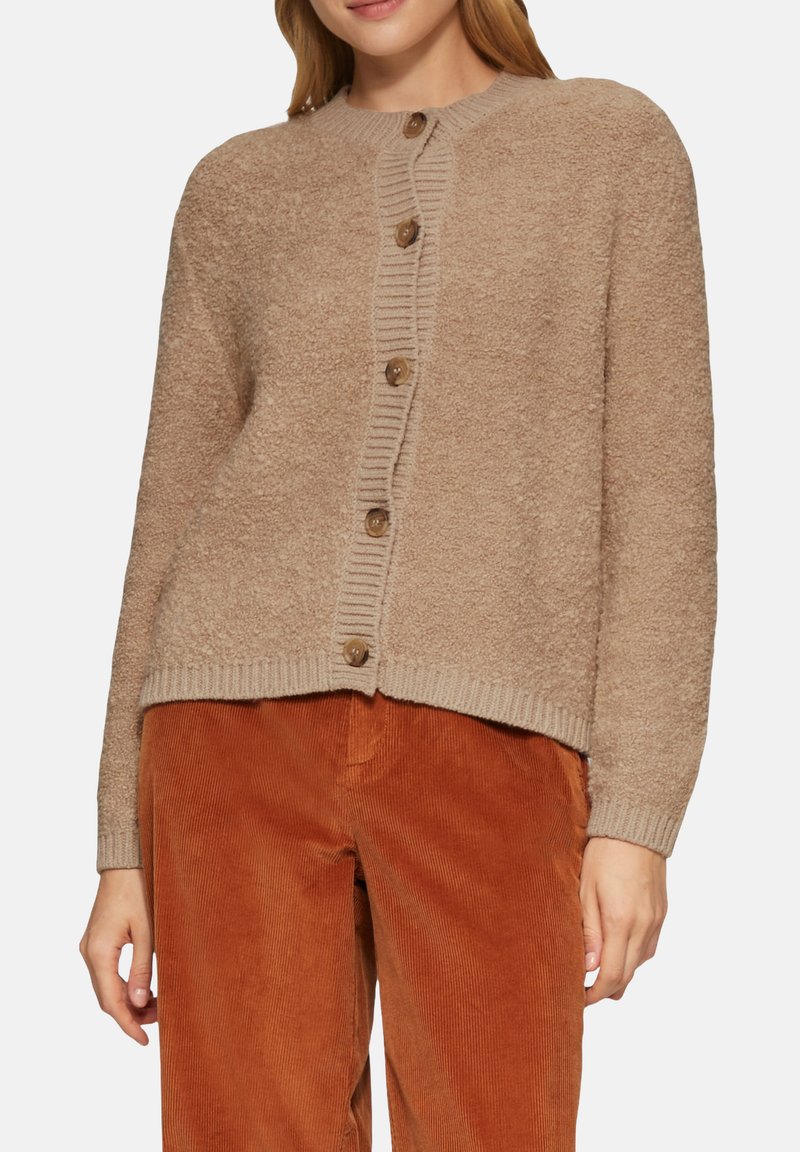Beige flauschiger Cardigan mit strukturierter Oberfläche, rundem Halsausschnitt, gerippten Bündchen und Saum, ausgestattet mit fünf braunen Knöpfen vorne.