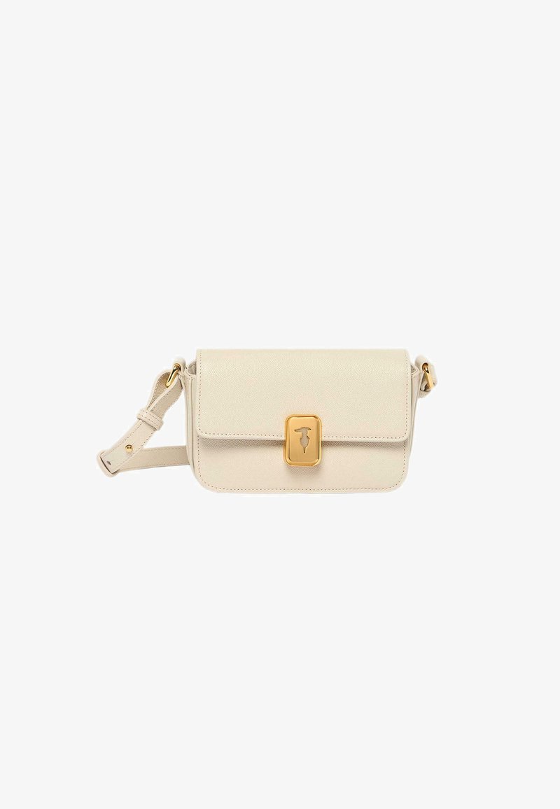 Borsa a tracolla in pelle beige con chiusura a pattina, hardware dorato, texture liscia e tracolla regolabile. Presenta un dettaglio centrale con logo.