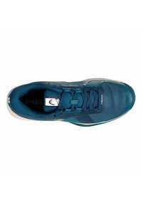 Zapatilla deportiva azul con parte superior de malla texturizada, cierre con cordones y suela acolchada. Presenta una marca en la lengüeta y un acabado suave.
