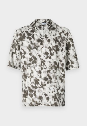 Camisa de botão de manga curta em tecido leve, com base branca e padrão abstrato em preto e cinza, e colarinho com recorte.