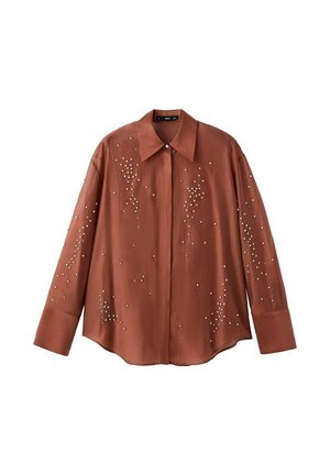 Blusa de manga larga en color óxido, de tela suave, con cuello extendido y perlas decorativas distribuidas por el frente.