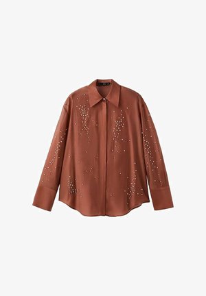 Blusa de manga larga en color óxido, de tela suave, con cuello extendido y perlas decorativas distribuidas por el frente.