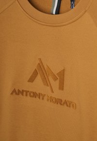 Felpa in cotone marrone con logo testurizzato "ANTONY MORATO" e designs geometrici. Collo a giro e maniche raglan.