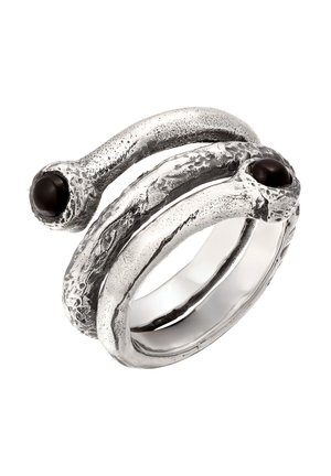 Sølvfarvet tekstureret ring med wrap-design og to sorte runde sten i enderne, der har et råt, hamret metallook.