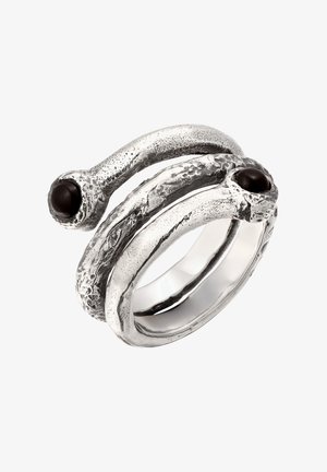 Silberner, strukturiert gewickelter Ring mit zwei schwarzen, runden Steinelementen, der ein raues, gehämmertes Metall-Design aufweist.
