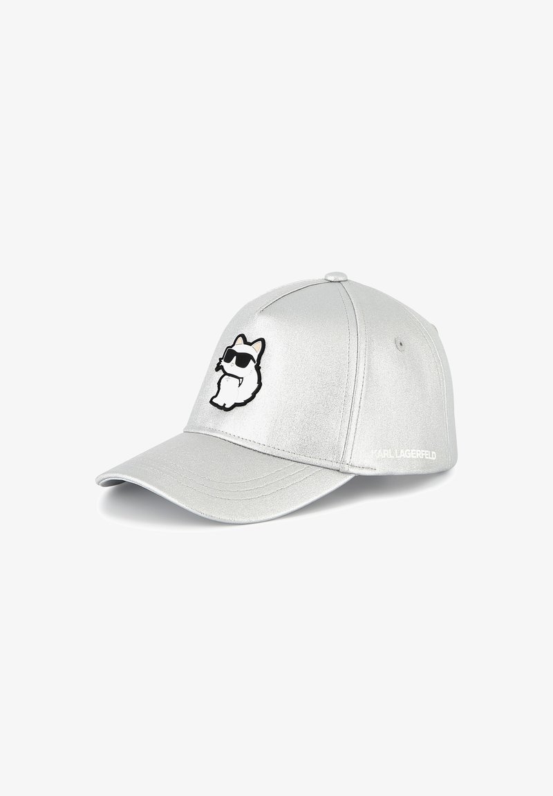 Casquette de baseball en argent avec une finition brillante, présentant un chat en bande dessinée noir et blanc portant des lunettes de soleil brodé à l'avant.