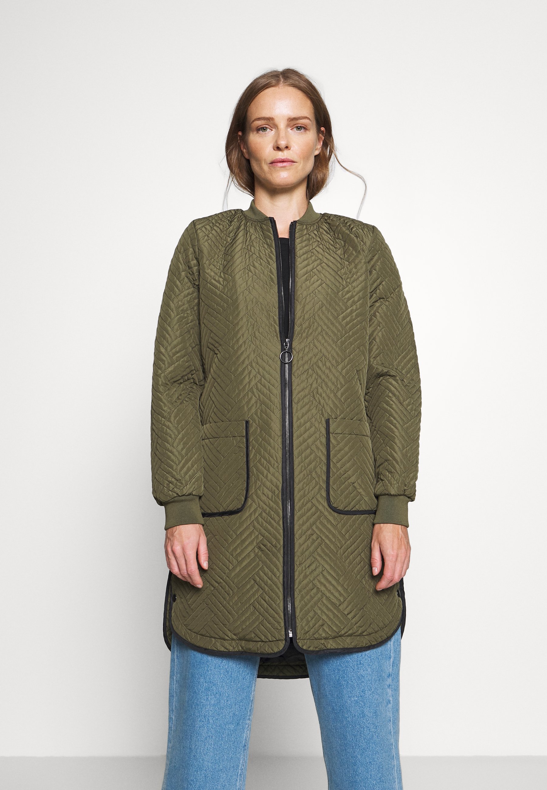 Kaffe KAMICA QUILTED COAT Kort kåpe frakk grape leaf Kaffe KAMICA QUILTED COAT Kort kåpe frakk grape leaf