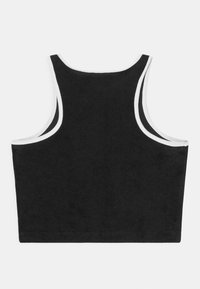 Top crop preto feito de um tecido suave e texturizado com detalhes brancos ao longo das cavas e do decote.