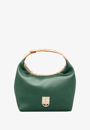 Borsa a mano in pelle verde con texture, manico beige con motivo e chiusura in metallo dorato con design circolare su sfondo bianco.