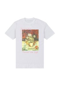 Bílý tričko s malbou květinového hrnce na stole ve stylu Van Gogha a s elegantním textem včetně "Vincent van Gogh" tištěným růžovou barvou.