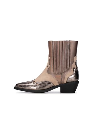 Botas de tobillo marrones y beiges con punta afilada, que cuentan con acentos metálicos, acabado texturizado y paneles laterales elásticos; tacón apilado.