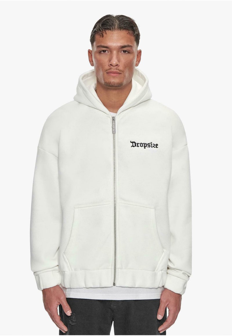 Biała hoodie na zamek, wykonana z miękkiego materiału; posiada przednią kieszeń, ściągacz u dołu oraz haftowane logo "Dropsize" w czerni na klatce piersiowej.