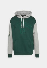 Sudadera verde y gris con un bolsillo delantero. Cuenta con "NUEVA YORK" bordado en verde, cordones ajustables y parche de logo en la manga izquierda.