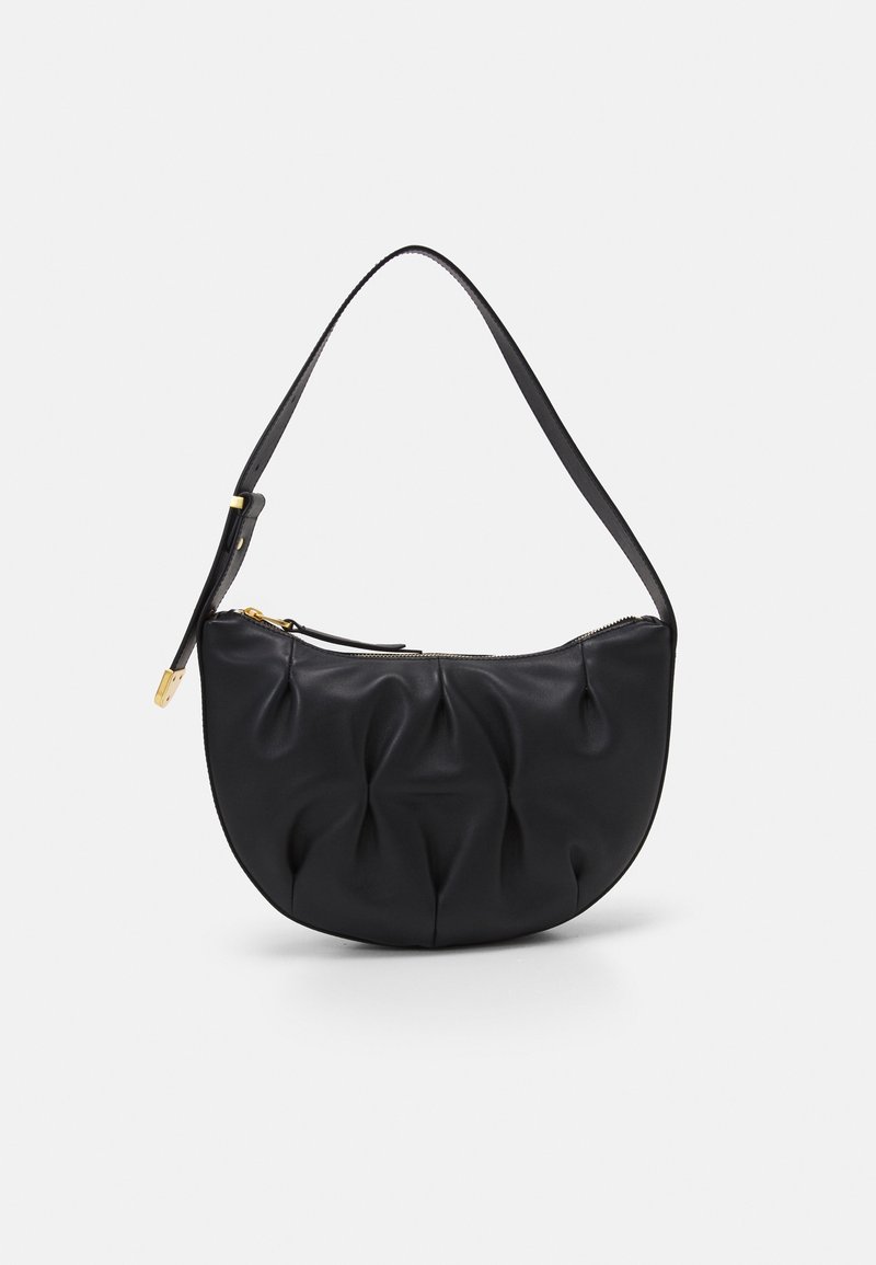 Sac à main en cuir noir avec un design texturé plissé, forme en croissant et une bandoulière ajustable unique. Détail de fermeture éclair en ton or.
