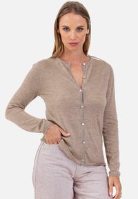 Cardigan marron clair à manches longues avec un col arrondi et une fermeture à boutons sur le devant, confectionné dans un tissu doux à texture subtile.