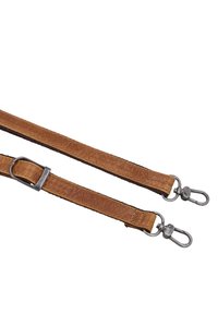 Brauner Lederriemen mit glatter Textur, mit Metallbeschlägen und Clips an beiden Enden sowie einem einfachen verstellbaren Schnallendetail.