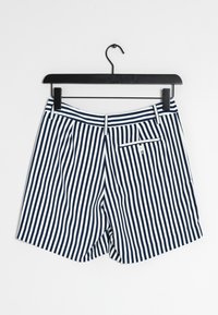 Marinblå och vita randiga shorts i lätt tyg, med resårliv, sidofickor och en bakficka med dragkedja.