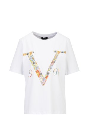 Wit T-shirt met korte mouwen en een grote meerkleurige V met patroon en de cijfers "19" en "69" op de voorkant.