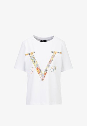 Weißes Kurzarm-T-Shirt mit einem großen mehrfarbigen gemusterten "V" und den Zahlen "19" und "69" auf der Vorderseite.