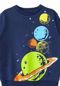 Sudadera navy con gráfico de planetas coloridos: planetas verdes, azules, naranjas y amarillos con anillos y estrellas, fabricada en algodón, corte relajado.