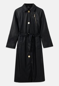 Cappotto in pelle sintetica nera con colletto, tasca con zip frontale, grandi bottoni dorati e una cintura coordinata in vita. Presenta maniche lunghe.
