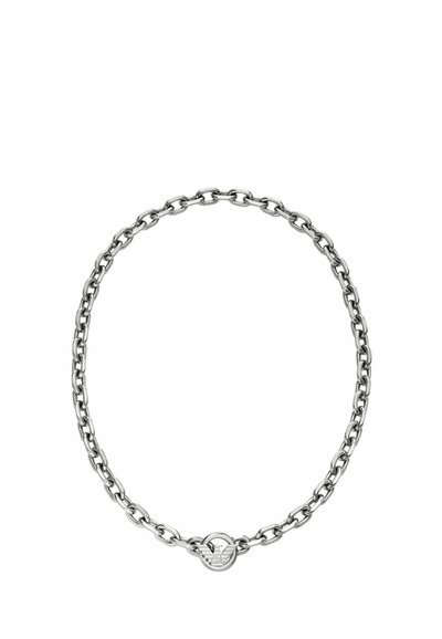 Collar de cadena de plata con eslabones entrelazados y un centro en forma de logo circular. Textura suave con un acabado pulido.