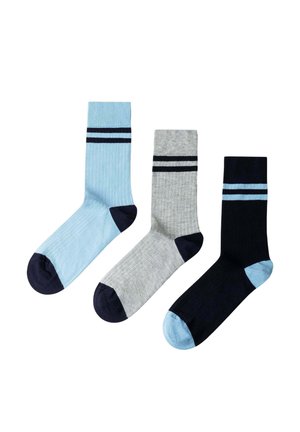 Tres calcetines hasta la caña con canalé en azul claro, gris y negro, cada uno con puntera, talón y dos rayas horizontales en contraste cerca del puño.