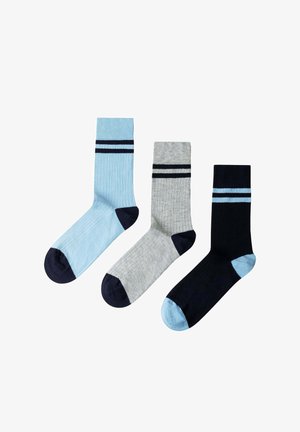 Drei gerippte Kurzsocken in Hellblau, Grau und Schwarz, jeweils mit kontrastierender Spitze, Ferse und zwei horizontalen Streifen nahe dem Bündchen.