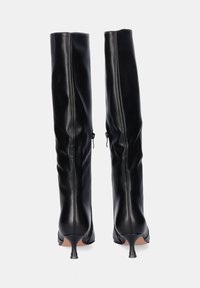 Botas negras hasta la rodilla, hechas de cuero suave, con punta afilada y un delgado tacón de aguja, presentan un diseño ceñido y cremalleras laterales.