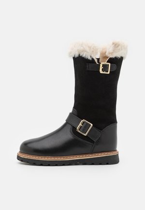 Botte d'hiver noire mi-mollet avec doublure en fourrure, deux brides à boucle dorée, semelle cousue marron et semelle extérieure noire robuste.