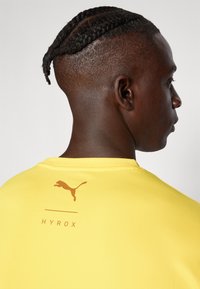 Puma HYROX ALWAYS ON CLOUDSPUN TEE - Tekninen t-paita - sun stream