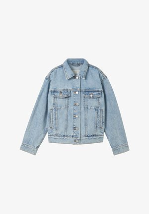 Lyseblå denimjakke med knaplukning, to brystlommer med klap og lange ærmer, lagt fladt på hvid baggrund.