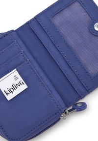 Laivastonsininen lompakko, jossa tekstiilipinta, useita korttipaikkoja, läpinäkyvä henkilöllisyystodistuksen ikkuna ja vetoketjullinen osio, jossa on pyöreä vetonappi.