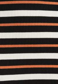 Strickkleid mit horizontalen Streifen in Schwarz, Weiß und Orange. Die Textur ist gerippt, mit unterschiedlich breiten Streifen.