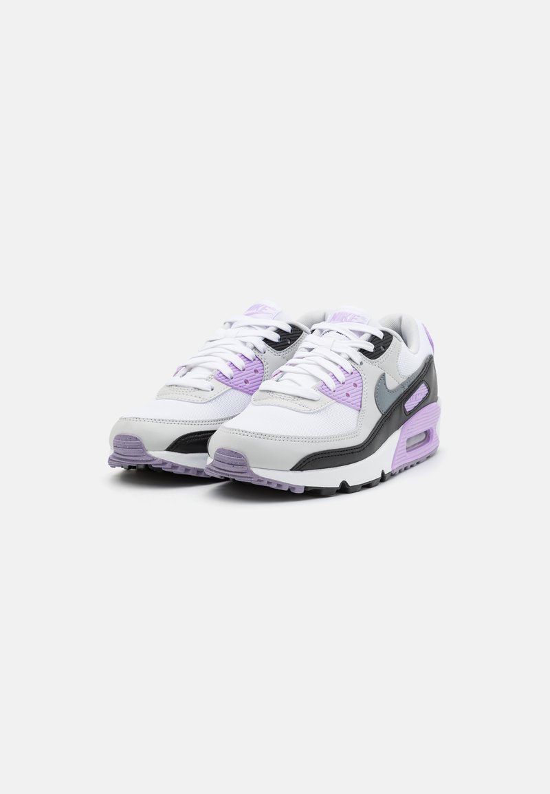 Witte en grijze sport schoenen met lavendelkleurige accenten, met een bovenwerk van mesh en leer, veters en een zichtbare luchtkusseneenheid.