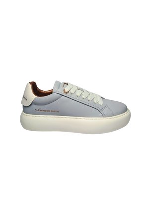 Low-top hellgrauer Sneaker mit weißer dicker Sohle, weißen Schnürsenkeln, roségoldenen Akzenten und "ALEXANDER SMITH"-Branding an der Seite und an der Fersenschlaufe.