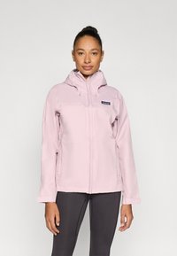 Αδιάβροχο ζακέτα ανοιχτό ροζ με κουκούλα, με φερμουάρ μπροστά και λογότυπο στο αριστερό στήθος. Μακριά μανίκια με ρυθμιζόμενα μανσέτες.